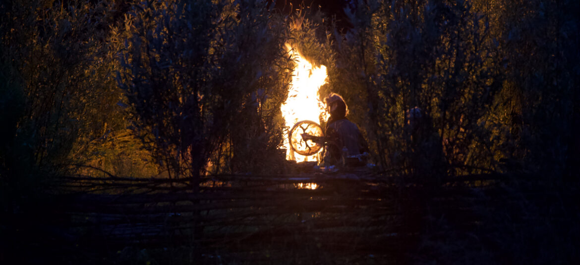 Drum maken, met je eigen drum bij het vuur